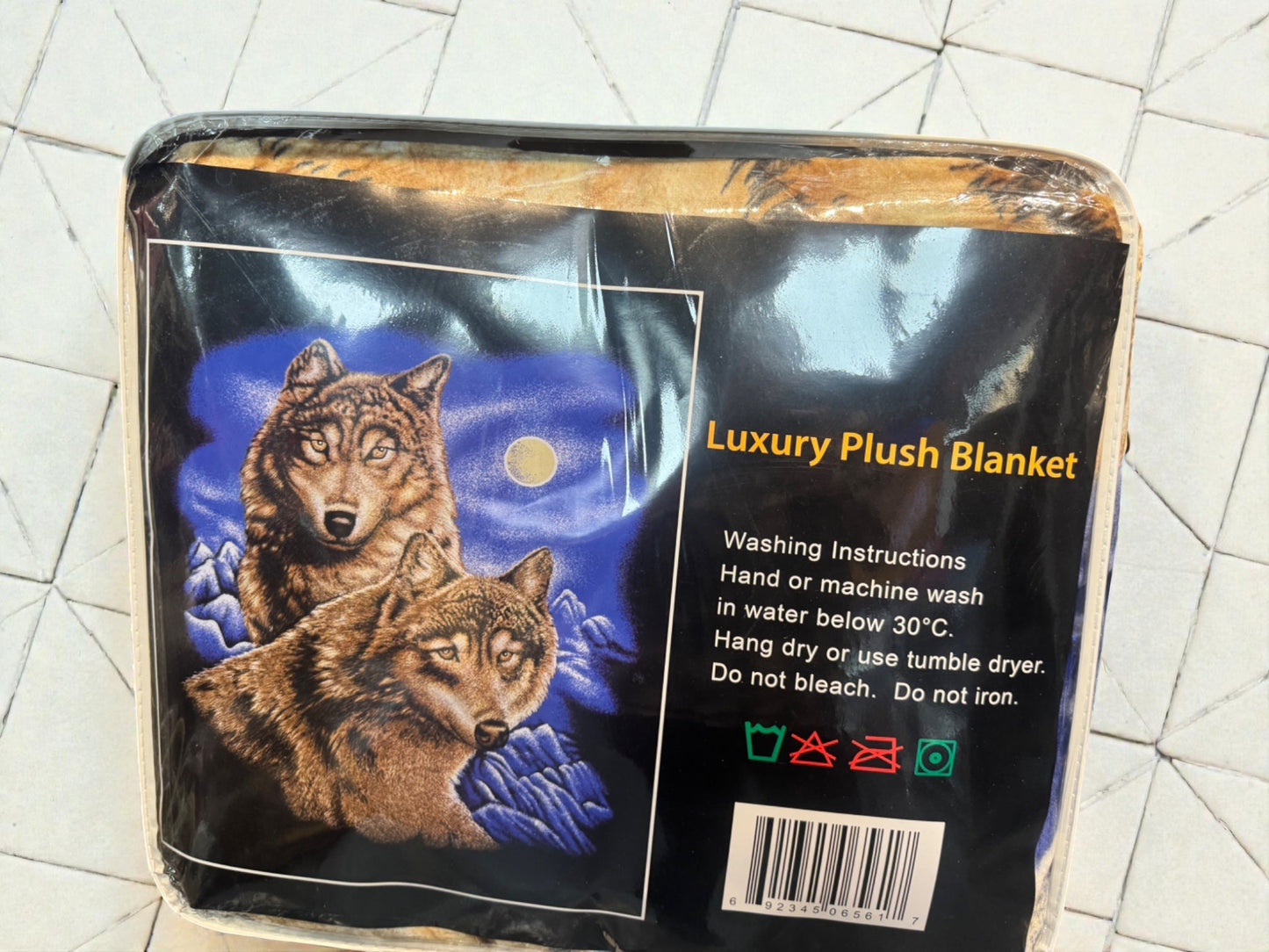2-Wolfs Queen Size Blanket